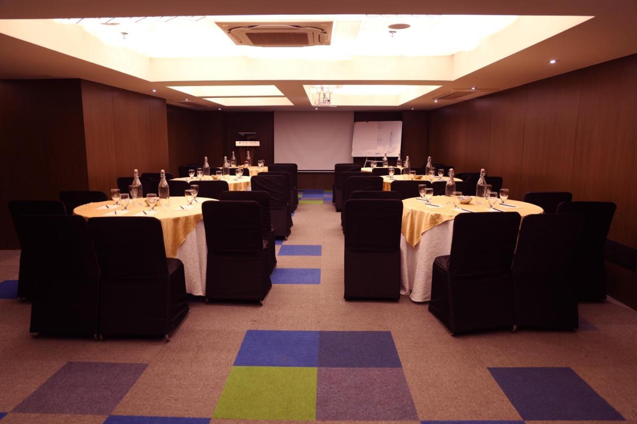 Royal Orchid Golden Suites Pune Exterior foto